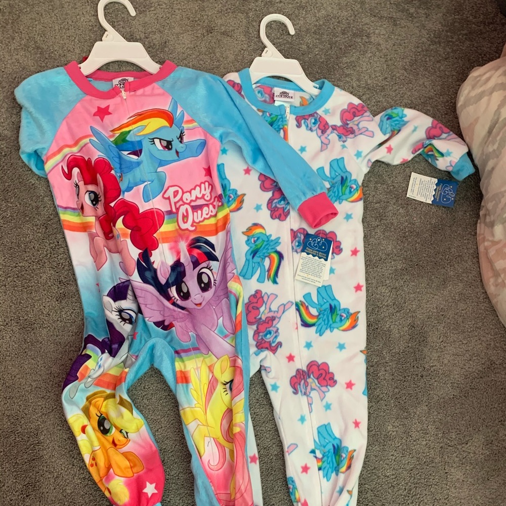 Set of footed, fleece pajamas